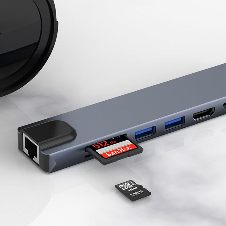 "8 i 1 USB-C dockningsstation i aluminium, modern design med flera portar för effektiv dataöverföring och laddning."