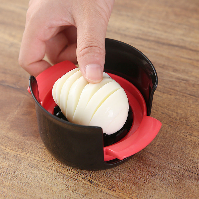 "Äggskärare i rostfritt stål och ABS, elegant design, med ergonomiskt handtag, perfekt för enkel äggskivning."