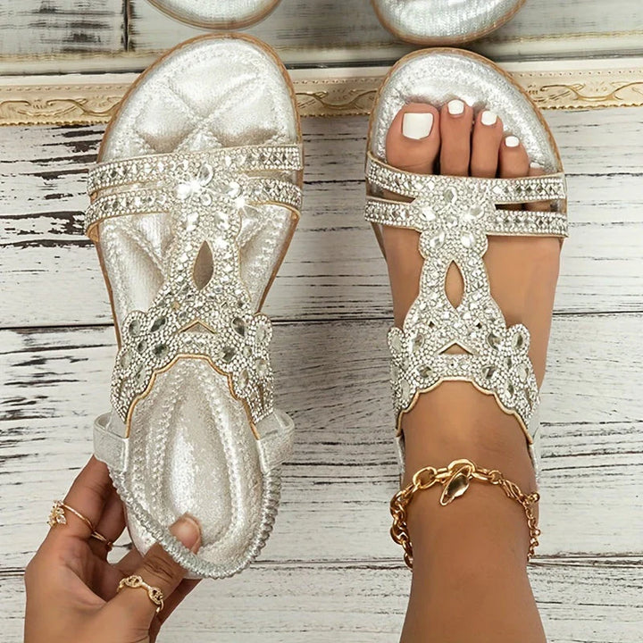 "Allegra Ortopediska Sandaler i boho-stil, elegant beige design med ortopedisk sula, perfekt för komfort och stil."