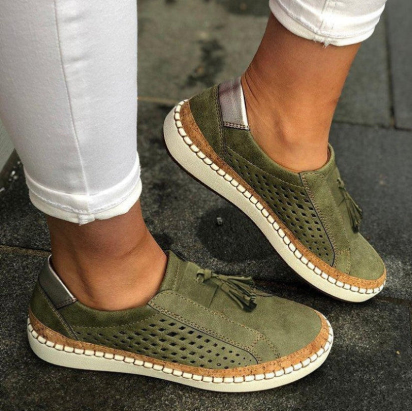 "Andningsbara slip-on skor i blått, grönt, rött eller svart för kvinnor, med flexibel sula och luftig design."