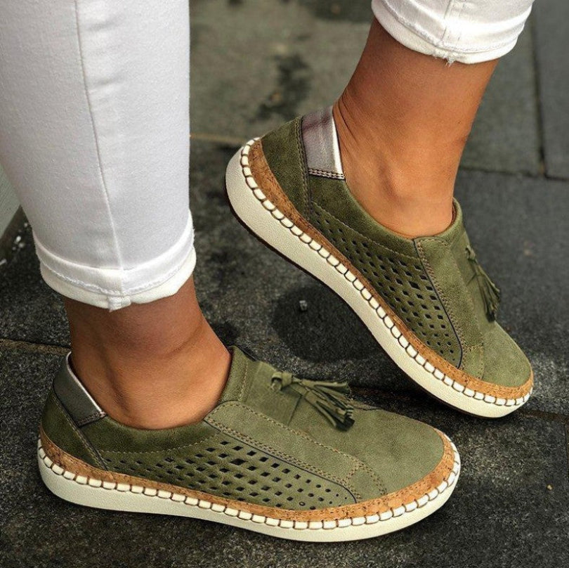 "Andningsbara slip-on skor i blått, grönt, rött eller svart för kvinnor, med flexibel sula och luftig design."