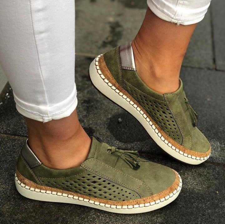"Andningsbara slip-on skor i blått, grönt, rött eller svart för kvinnor, med flexibel sula och luftig design."