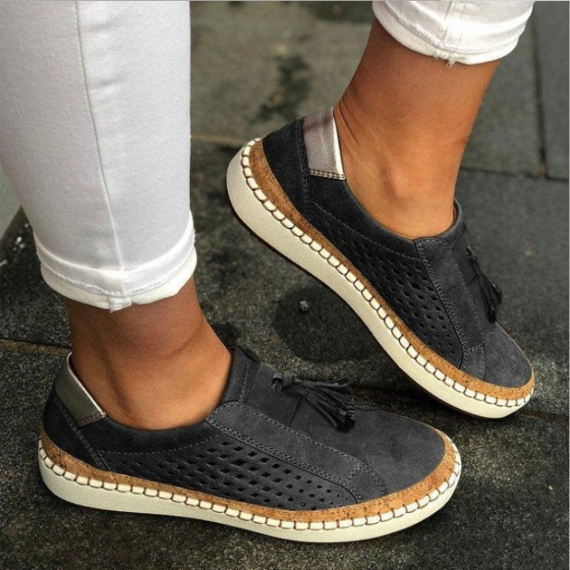 "Andningsbara slip-on skor i blått, grönt, rött eller svart för kvinnor, med flexibel sula och luftig design."