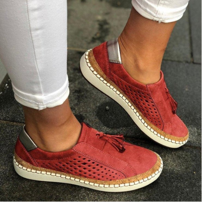 "Andningsbara slip-on skor i blått, grönt, rött eller svart för kvinnor, med flexibel sula och luftig design."