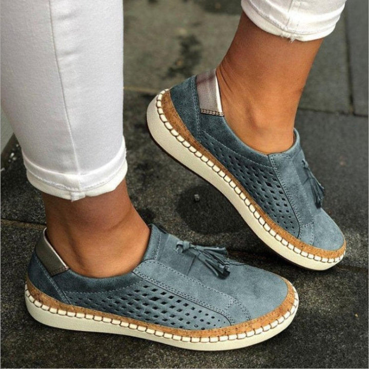 "Andningsbara slip-on skor i blått, grönt, rött eller svart för kvinnor, med flexibel sula och luftig design."