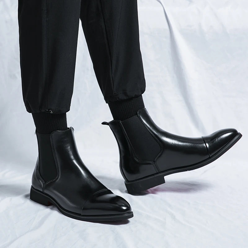 "Ankelhöga herrstövlar i skinn, slip-on Chelsea med elegant tåhätta, perfekt för både formella och avslappnade tillfällen."