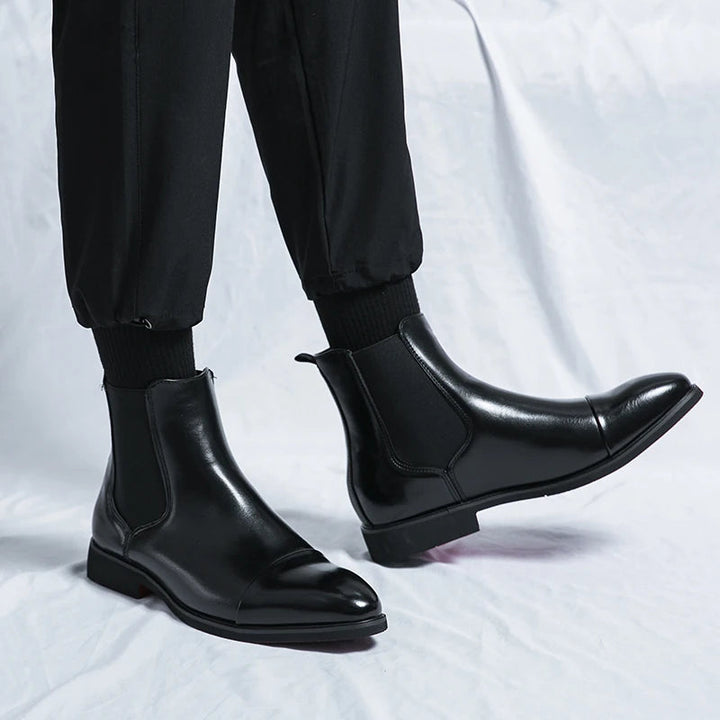 "Ankelhöga herrstövlar i skinn, slip-on Chelsea med elegant tåhätta, perfekt för både formella och avslappnade tillfällen."