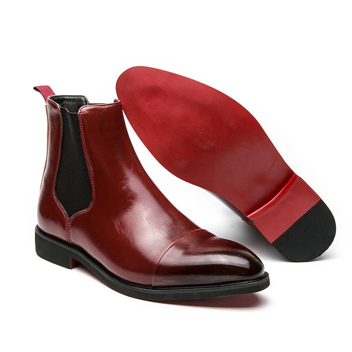 "Ankelhöga herrstövlar i skinn, slip-on Chelsea med elegant tåhätta, perfekt för både formella och avslappnade tillfällen."