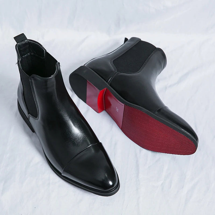 "Ankelhöga herrstövlar i skinn, slip-on Chelsea med elegant tåhätta, perfekt för både formella och avslappnade tillfällen."
