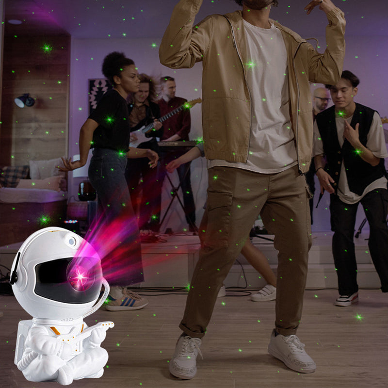 "Astronautprojektor för stjärnhimmel i rum, skapar en stjärnklar himmel, lugnande nattljus för avkoppling."