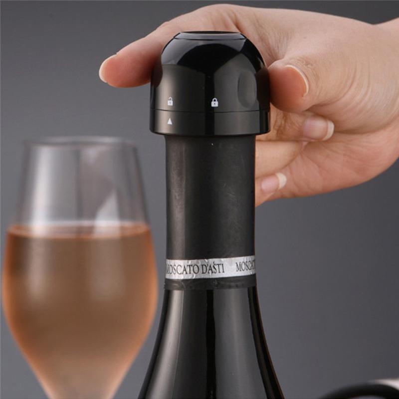 "Återanvändbar flaskförseglare i svart, kompakt design för vin- och champagneflaskor. Håller flaskor lufttäta och fräscha."