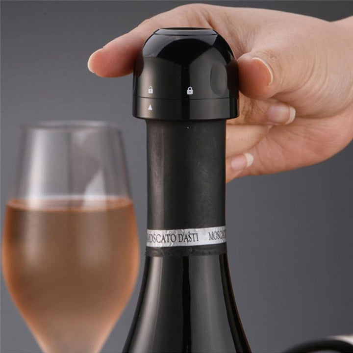 "Återanvändbar flaskförseglare i svart, kompakt design för vin- och champagneflaskor. Håller flaskor lufttäta och fräscha."