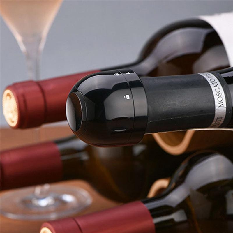 "Återanvändbar flaskförseglare i svart, kompakt design för vin- och champagneflaskor. Håller flaskor lufttäta och fräscha."
