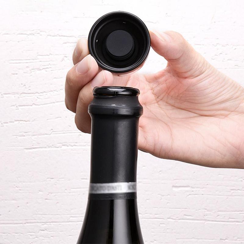 "Återanvändbar flaskförseglare i svart, kompakt design för vin- och champagneflaskor. Håller flaskor lufttäta och fräscha."