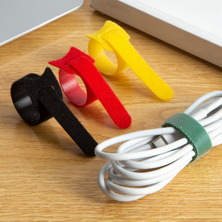 "Återanvändbara kardborresladdband i olika färger, perfekt för bekväm kabelhantering och organisation av kablar."