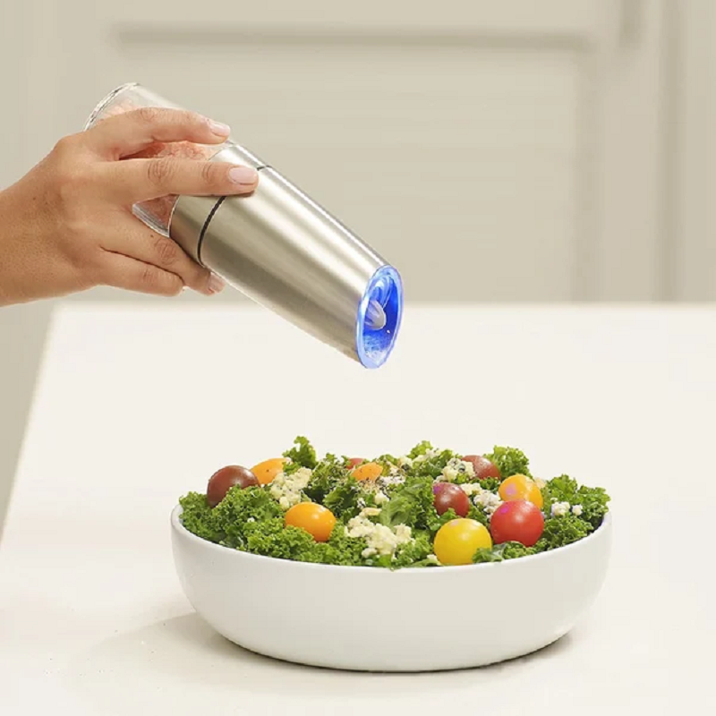 "Automatisk elektrisk gravitationskvarn för kök i svart/silver med rostfritt stål och glas, enkel enhandsanvändning."