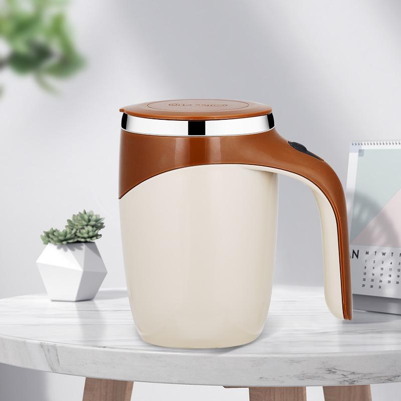 "Automatisk rörande kaffemugg i rostfritt stål, vit och kaffe färg, med knapp för enkel omrörning, perfekt för alla drycker."