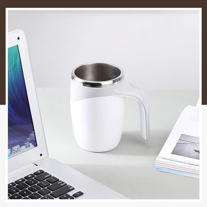 "Automatisk rörande kaffemugg i rostfritt stål, vit och kaffe färg, med knapp för enkel omrörning, perfekt för alla drycker."