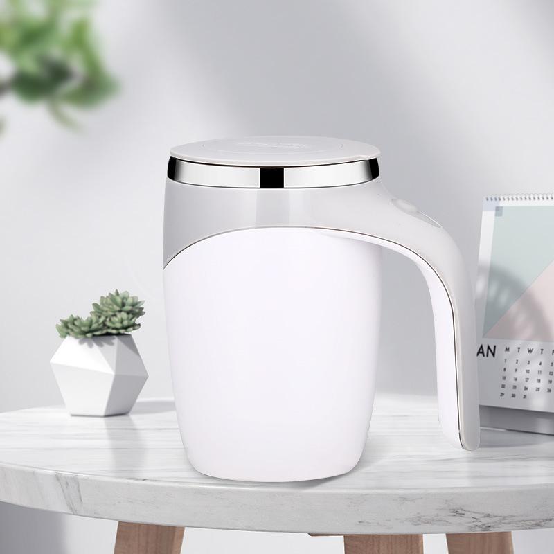 "Automatisk rörande kaffemugg i rostfritt stål, vit och kaffe färg, med knapp för enkel omrörning, perfekt för alla drycker."