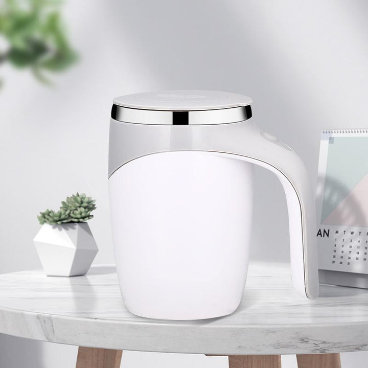 "Automatisk rörande kaffemugg i rostfritt stål, vit och kaffe färg, med knapp för enkel omrörning, perfekt för alla drycker."