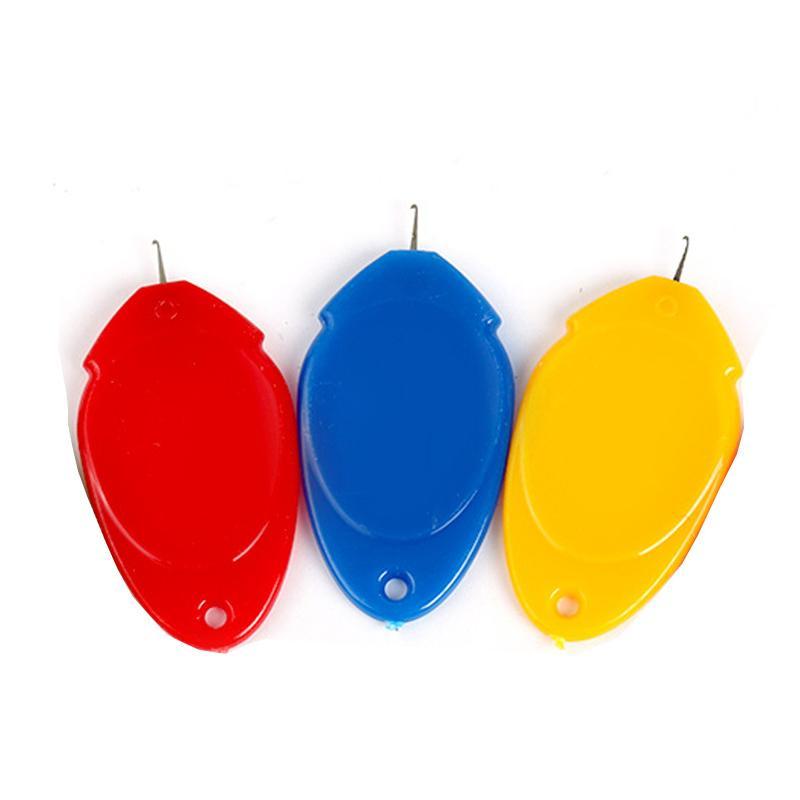 "Automatisk trådare i stark plast med rundade hörn, enkel knappfunktion för smidig trådning vid handsömnad."