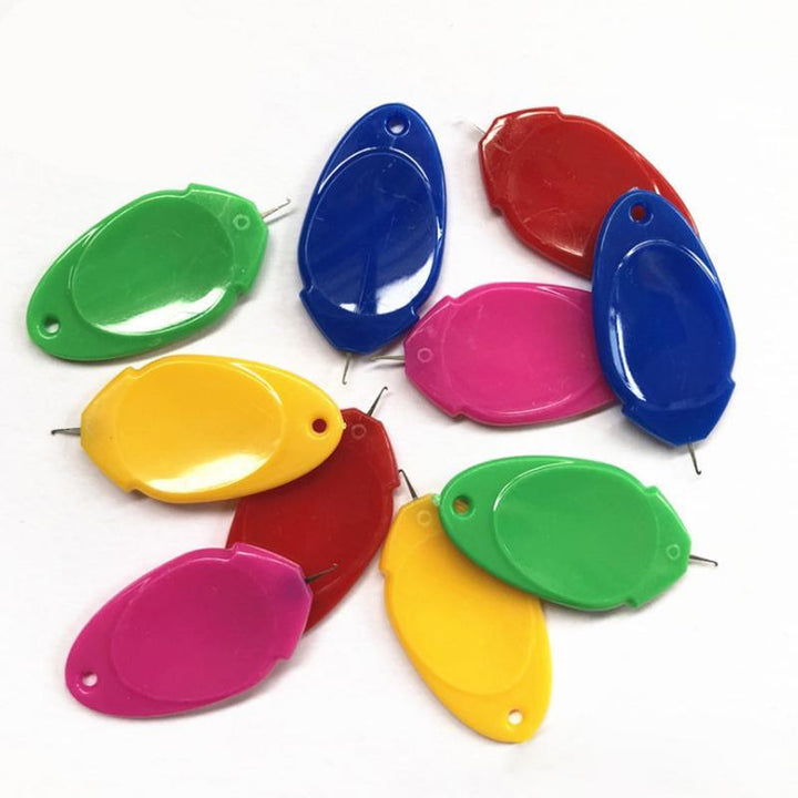 "Automatisk trådare i stark plast med rundade hörn, enkel knappfunktion för smidig trådning vid handsömnad."