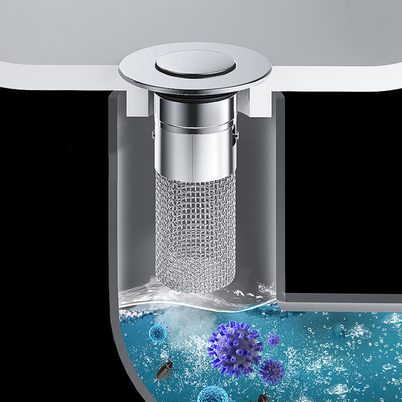 Avloppssil för diskbänk i rostfritt stål, fångar hår och skräp, minimalistisk design för effektiv dränering i badrum.