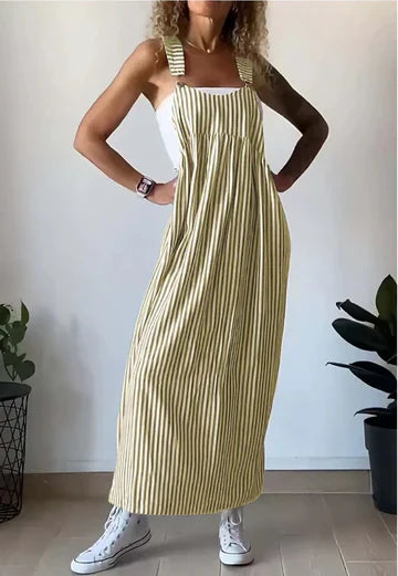 "Avslappnad randig klänning med hängslen, perfekt för vardag och sommar, i mjuka toner för elegant och bekväm stil."