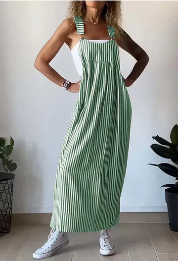 "Avslappnad randig klänning med hängslen, perfekt för vardag och sommar, i mjuka toner för elegant och bekväm stil."