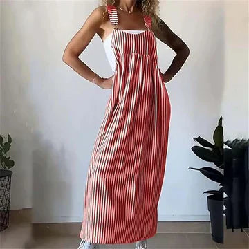 "Avslappnad randig klänning med hängslen, perfekt för vardag och sommar, i mjuka toner för elegant och bekväm stil."