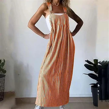 "Avslappnad randig klänning med hängslen, perfekt för vardag och sommar, i mjuka toner för elegant och bekväm stil."