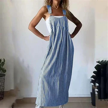 "Avslappnad randig klänning med hängslen, perfekt för vardag och sommar, i mjuka toner för elegant och bekväm stil."