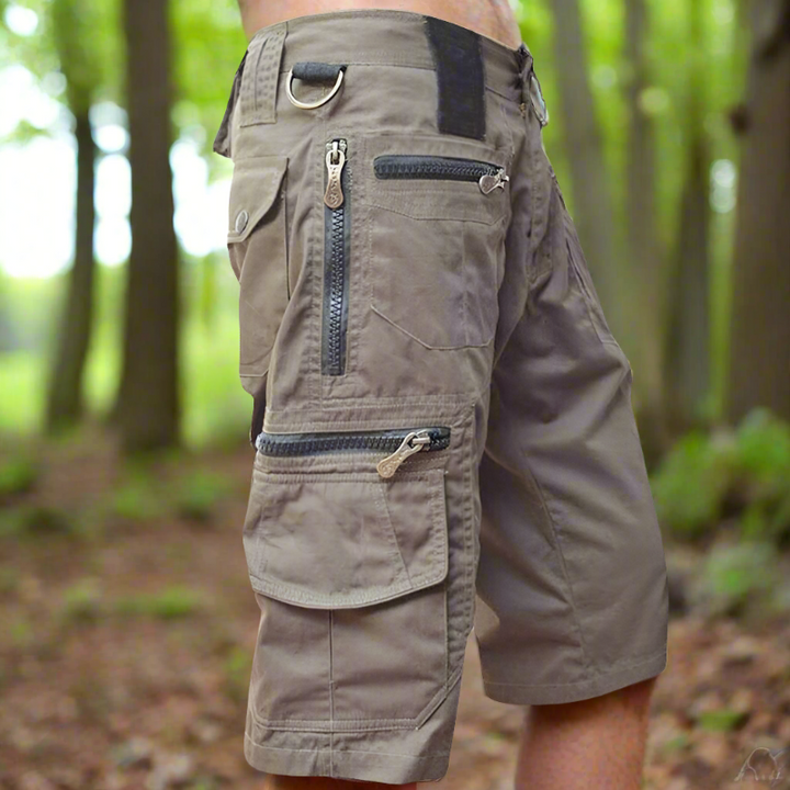 "Avslappnade herr cargo shorts i bomull, flera fickor med dragkedja, grön färg, utomhusbruk, stilren och praktisk design."