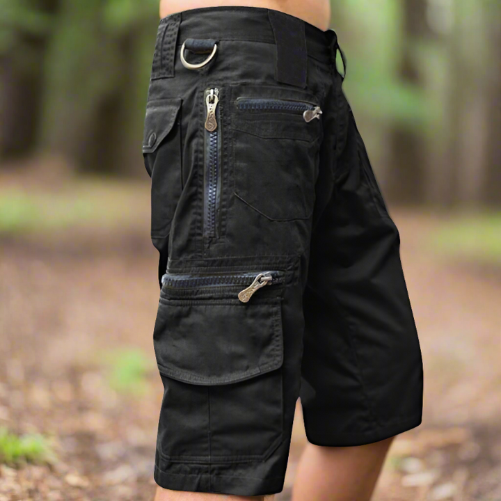"Avslappnade herr cargo shorts i bomull, flera fickor med dragkedja, grön färg, utomhusbruk, stilren och praktisk design."