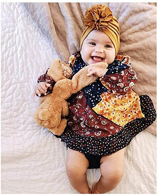 Rosa babymössa: Mjuk turbanmössa i bomull med volang för baby, trendigt babytillbehör.