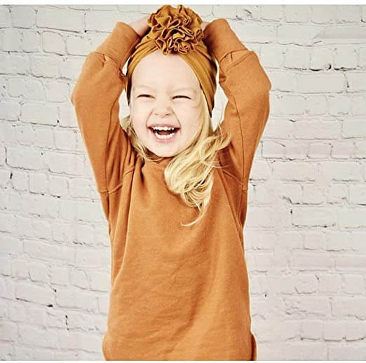 Flera färger: Uppvisning av turbanmössor med volang i olika nyanser för baby, barnmode.