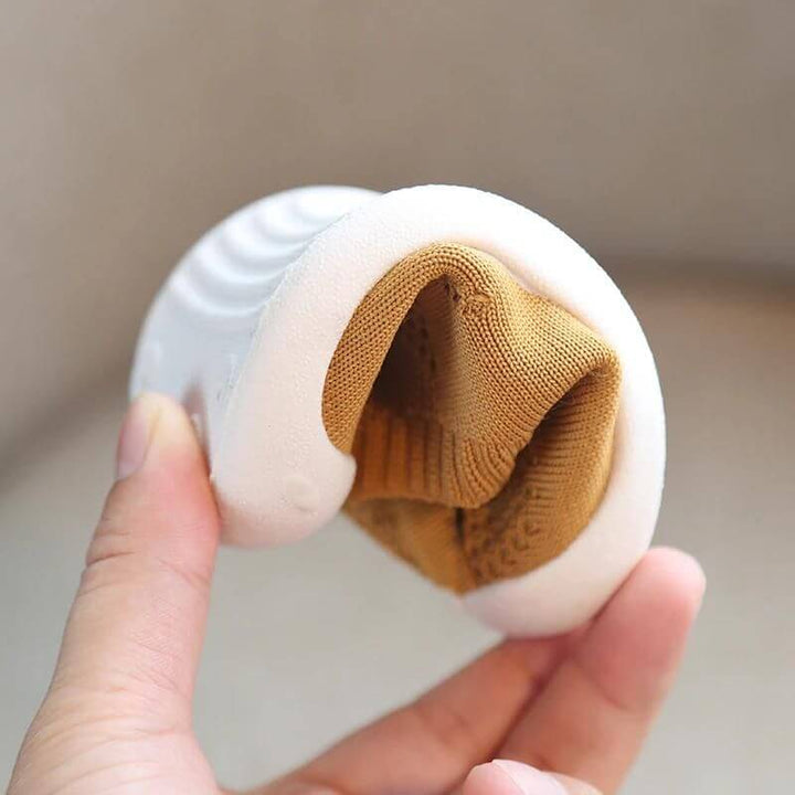 Snygga unisex babyskor med andningsfämjande nät och halkfri sula, perfekta för vardag.