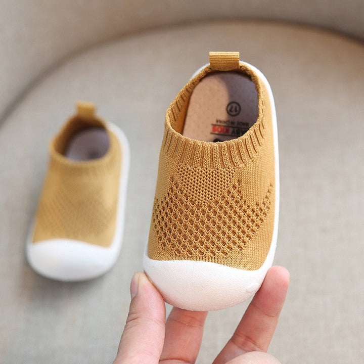 Unisex babyskor med andningsbart nätmaterial, designade för komfort och säkerhet.