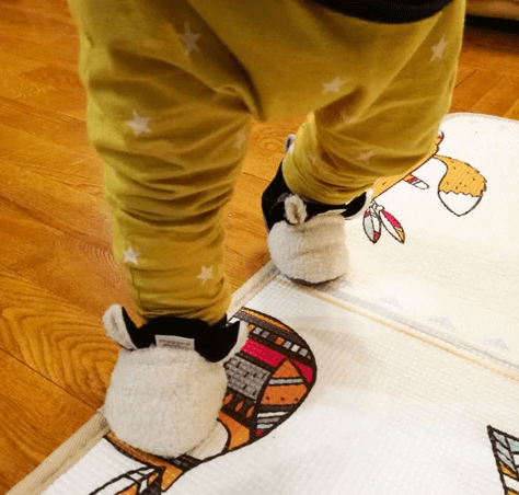 Babyskor i mjuk bomull med lammdesign, idealiska för små barn och första stegen