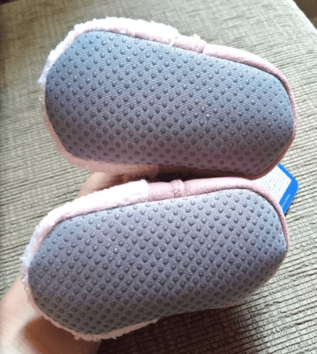 Babyskor lammdesign framifrån, med kardborreband för justerbar passform