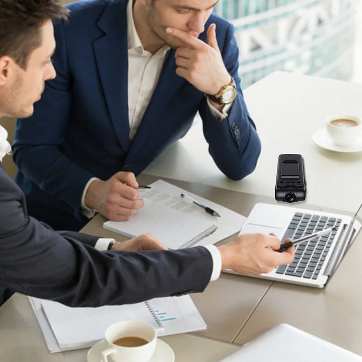 "Bärbar 1080P videoinspelare med mörkerseende, kompakt svart design, 90° roterbar lins för flexibel filmning."