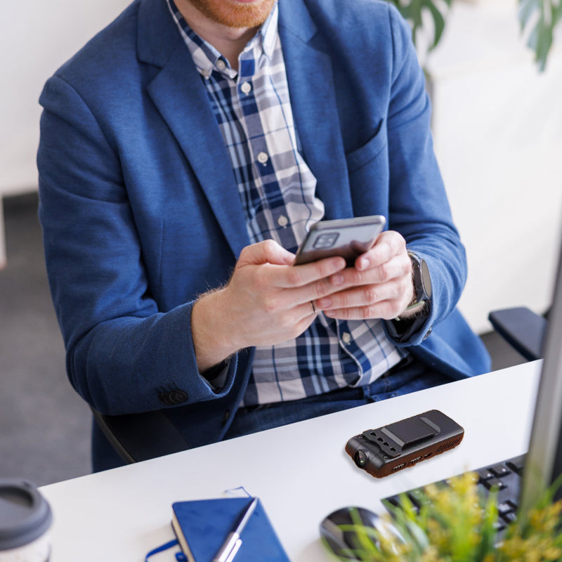 "Bärbar 1080P videoinspelare med mörkerseende, kompakt svart design, 90° roterbar lins för flexibel filmning."