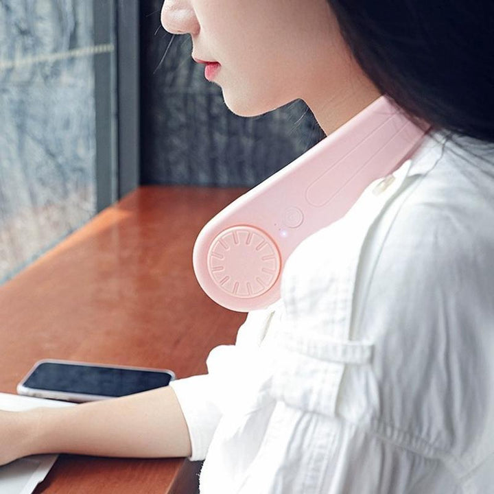 "Bärbar bladlös nackfläkt, hands-free design, vit och rosa, elegant och bekväm med justerbar hastighet, låg ljudnivå."