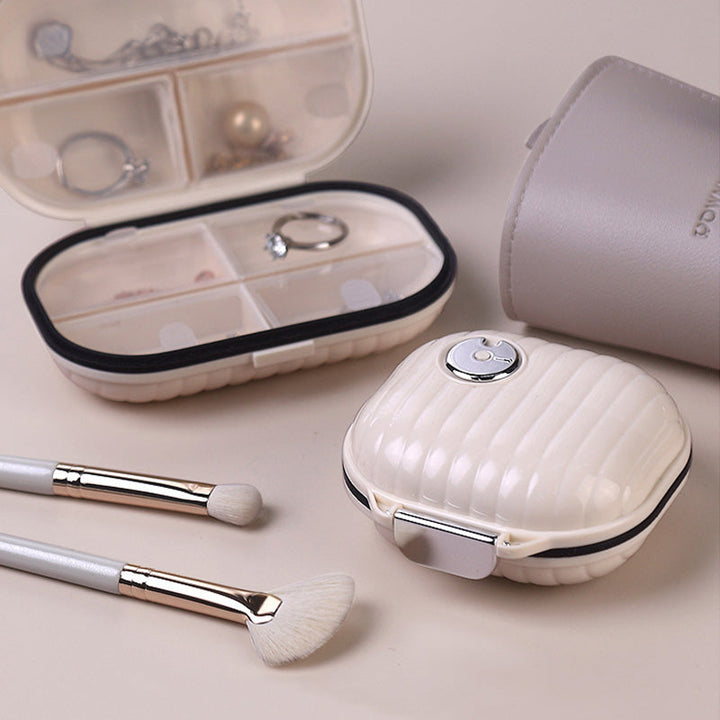 Bärbar daglig pillerlåda med 7 delar; kompakt, vit design i PET+silikon för organiserad medicinhantering.