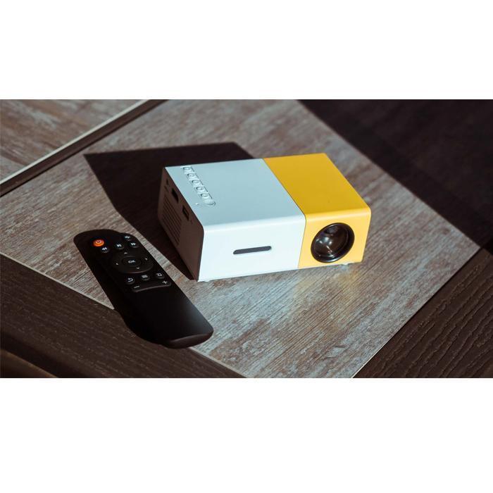 "Bärbar HD-projektor med kompakt design, svart färg, visad framifrån med HDMI och USB-portar"
