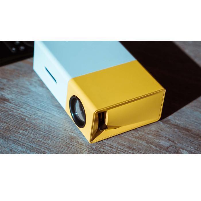 "Bärbar HD-projektor med kompakt design, svart färg, visad framifrån med HDMI och USB-portar"