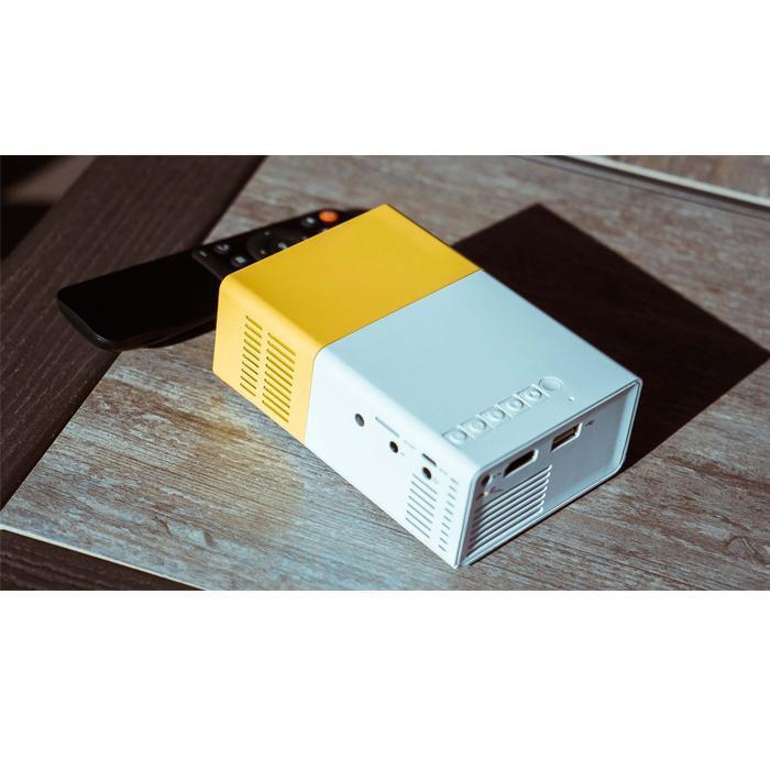 "Bärbar HD-projektor med kompakt design, svart färg, visad framifrån med HDMI och USB-portar"
