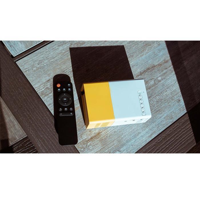 "Bärbar HD-projektor med kompakt design, svart färg, visad framifrån med HDMI och USB-portar"