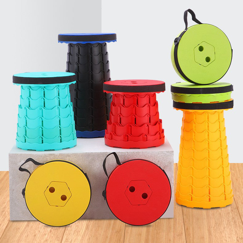 "Bärbar, ihopfällbar pall för utomhusbruk i kompakt design, grön färg, perfekt för camping och sportevenemang."