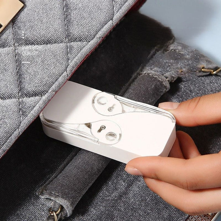 "Bärbar multifärgad tandtrådsdispenser, kompakt design i flera färger, idealisk för reser och dagligt bruk."